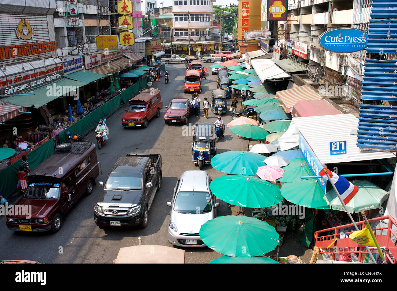 Chiang Mai Tha pae belebte Straße, Song Teaw Minibus Verkehr, Chiang Mai, Thailand Stockfoto