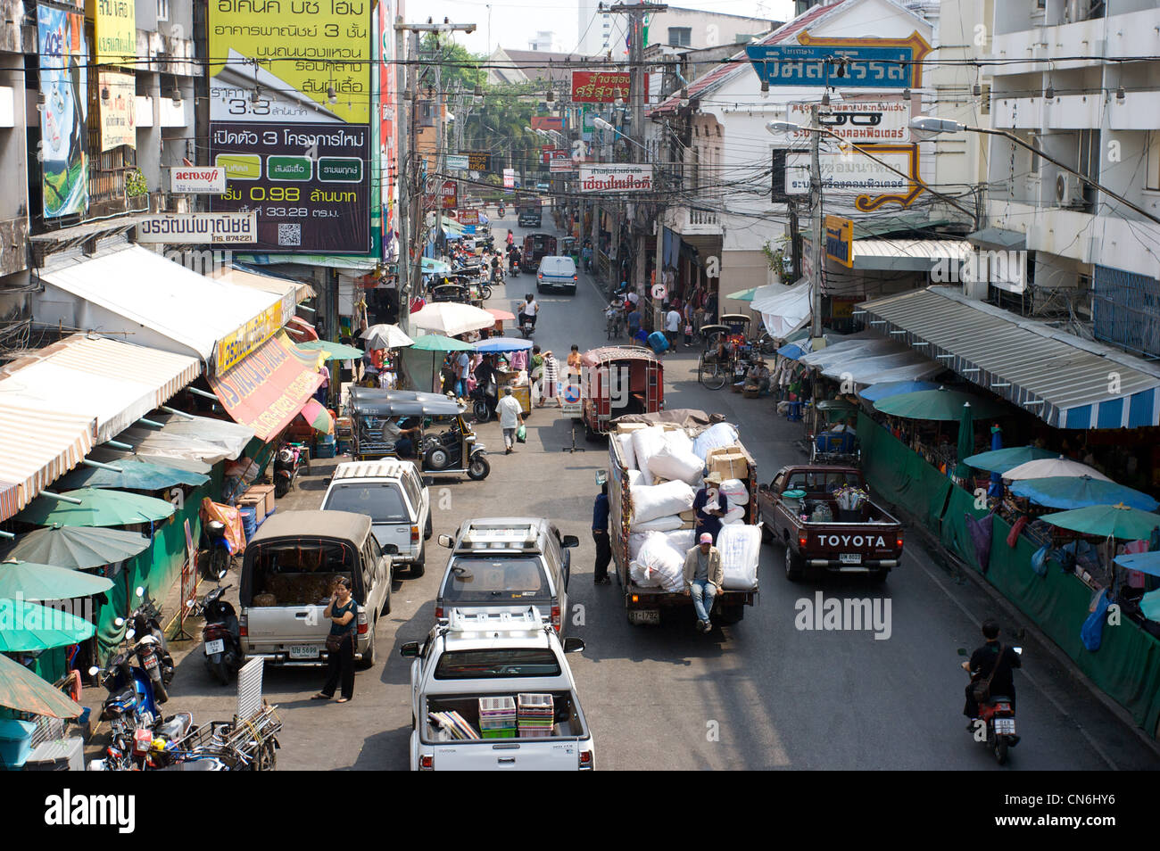 belebte Straße in Kad Luang Markt, entladen waren, Chiang Mai, Thailand Stockfoto