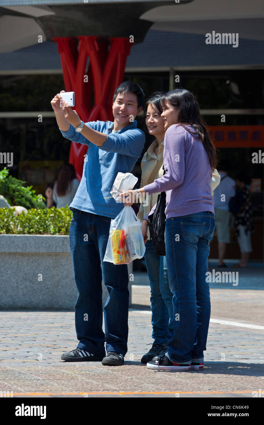 Selfie Selbstportrait von drei Personen am Sonne-Mond-See, Taiwan. JMH5824 Stockfoto