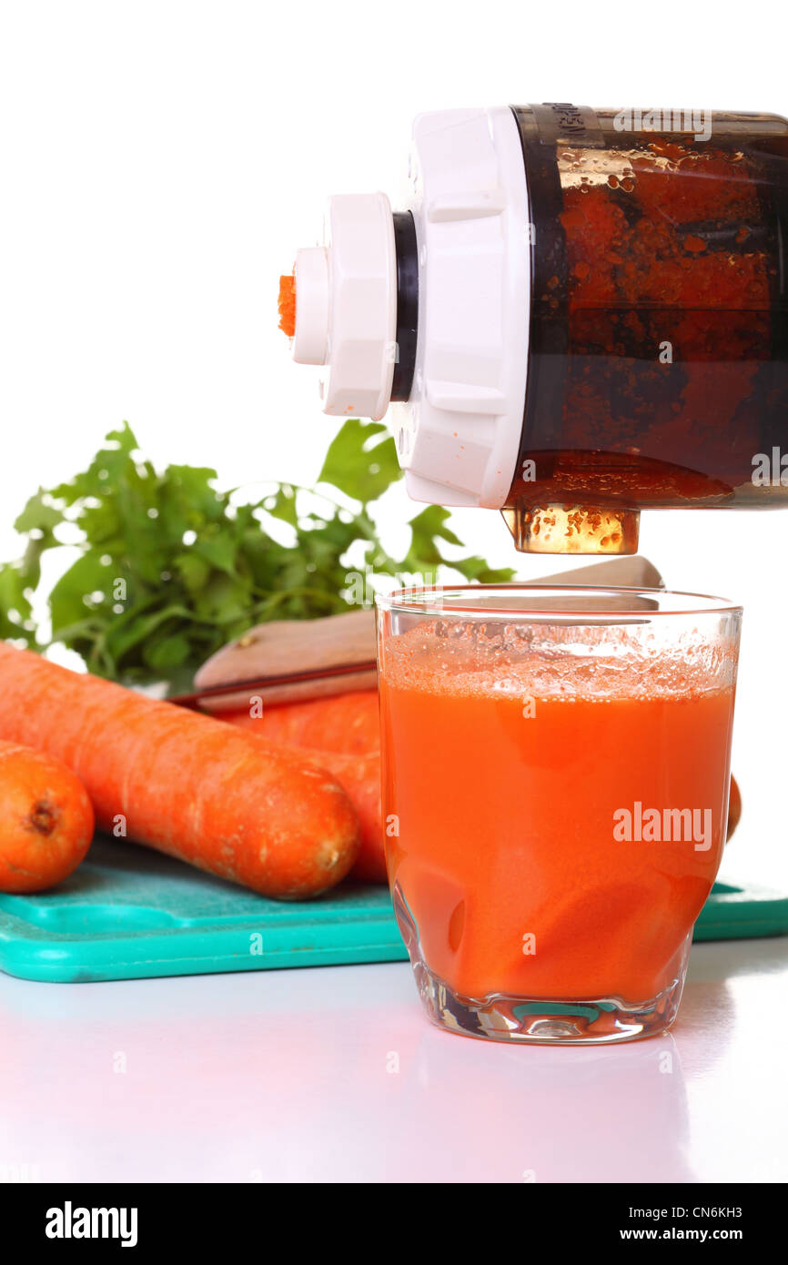 Entsafter und Karotte isolierten weißen Küche vorbereiten Stockfoto