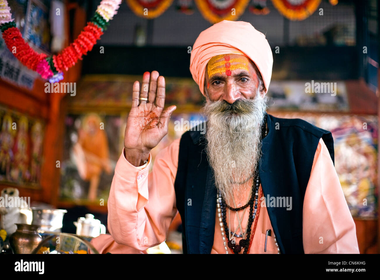 Sadhu außerhalb von Brahma-Tempel in Pushkar Stockfoto
