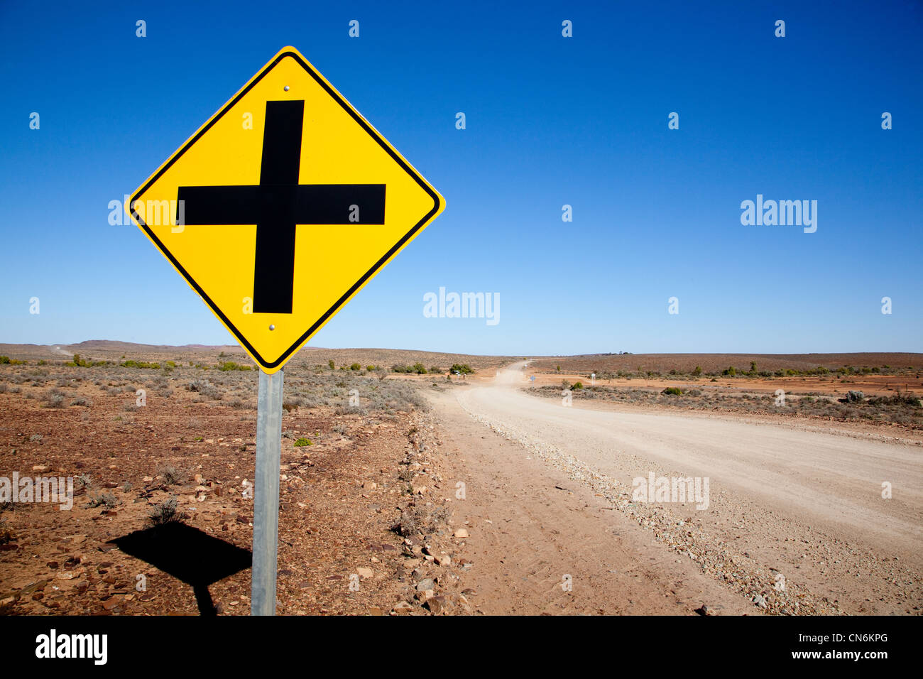 Überqueren Sie die Straße Zeichen Outback Australien. Stockfoto