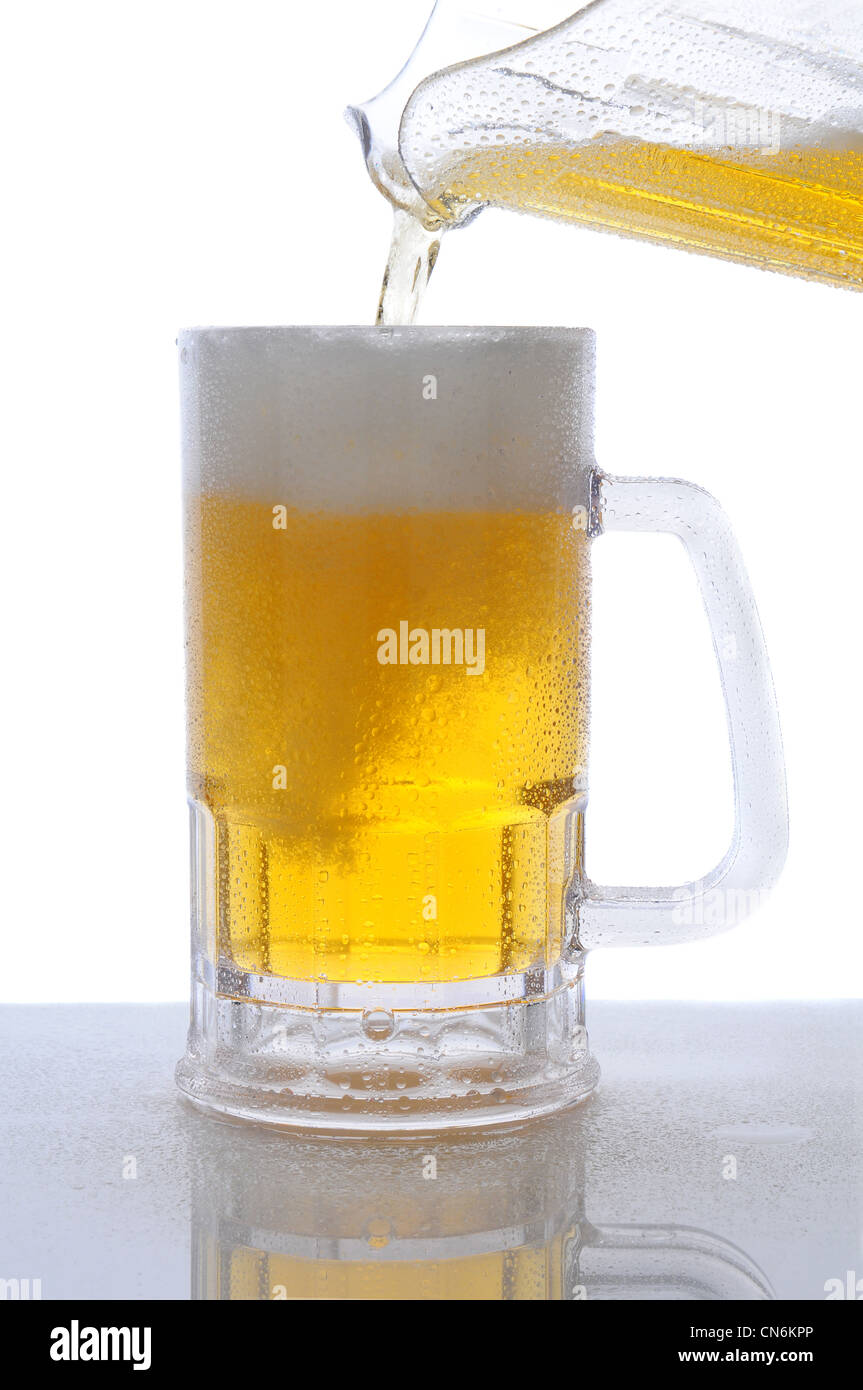 Nahaufnahme von einem Bierkrug auf einem nassen bar Zähler von Gießen aus einem Krug gefüllt. Stockfoto