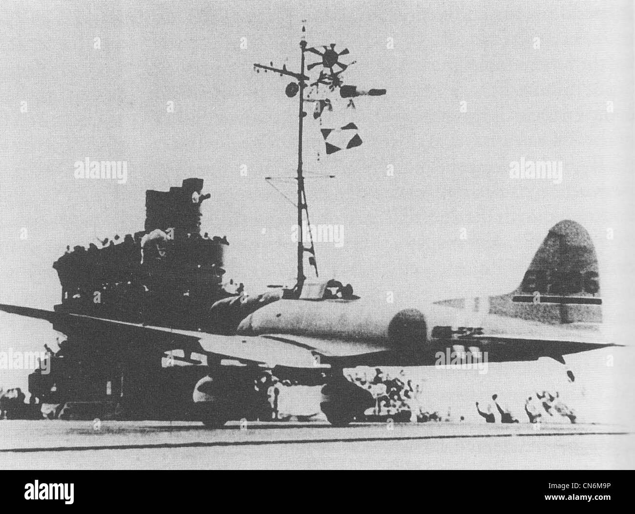 Ein Aichi D3A1 Typ 99 Trägerbomber (Tauchbomber) Kanbaku trägt eine Bombe hebt vom Imperial Japanese Navy Flugzeugträger Zuikaku am 8. Mai 1942 auf, um United States Navy Flugzeugträger Truppen während der Schlacht am Korallenmeer anzugreifen. Der Tail Code dieses Flugzeugs ist EII-206 und der Streifen unter dem Tail Code zeigt an, dass es sich um ein Kommandotransporter handelt, möglicherweise des Anführer der Tauchbombergruppe des Flugzeugs, Tamotsu Ema. Stockfoto