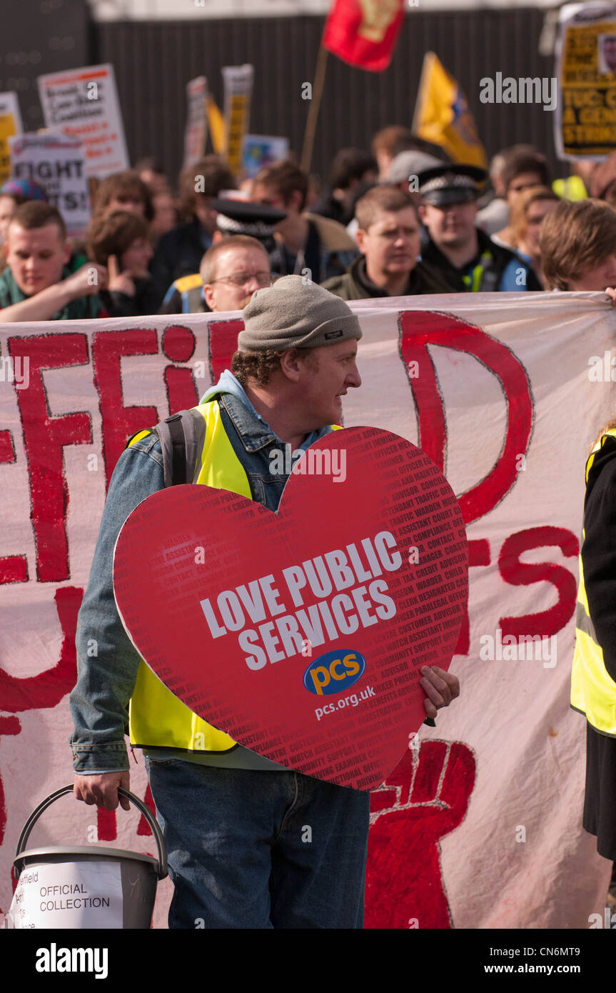 Demonstranten am Anti-schneidet Rallye während der Liberal Democrats Konferenz in Sheffield 2011 Stockfoto