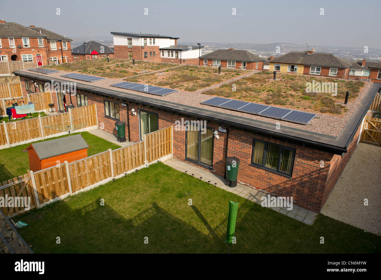 Neubau von Sozialwohnungen mit Sonnenkollektoren und einem grünen Dach Stockfoto