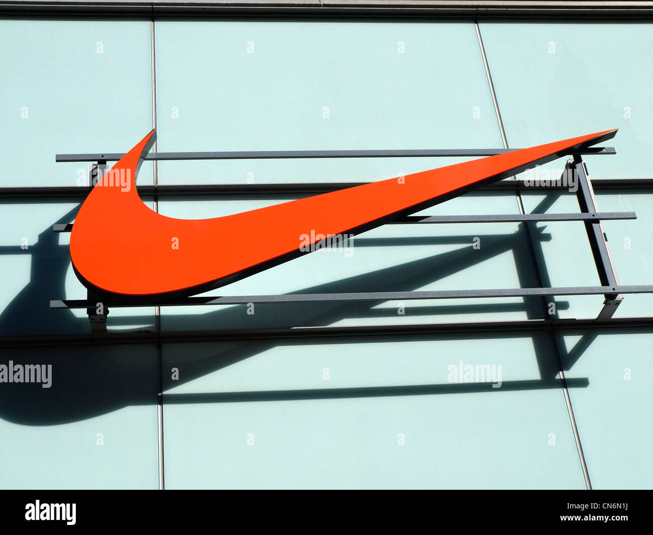 Nike-Logo auf Ladenfront in Manchester UK Stockfoto