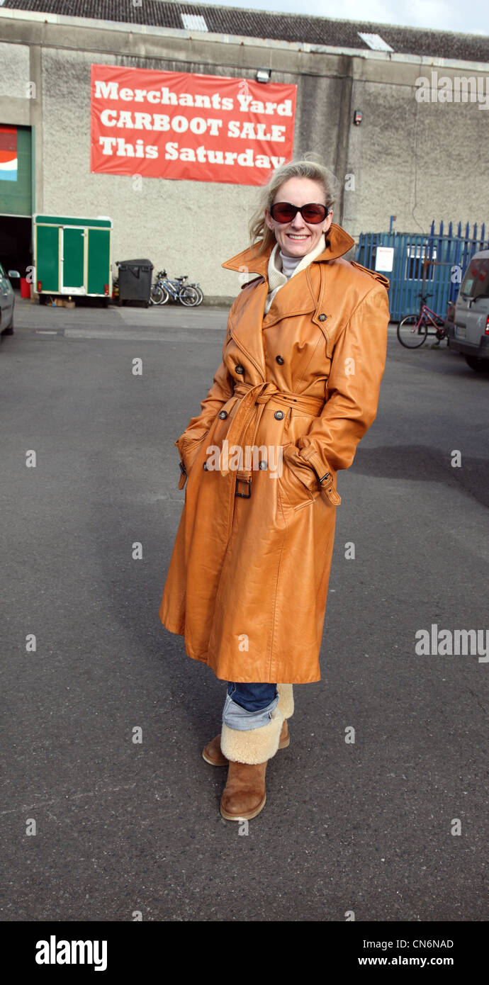 Aisling Halle mit einem spektakulären Flohmarkt zu finden, einen türkischen, weiche Karamell Ledermantel, Kaufleuten Hof, Dublin, Irland Stockfoto