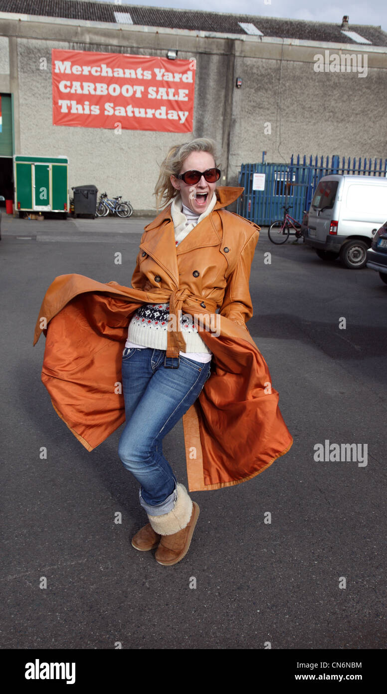 Aisling Halle mit einem spektakulären Flohmarkt zu finden, einen herrlichen türkischen Ledermantel Kaufleuten Hof, Dublin, Irland Stockfoto
