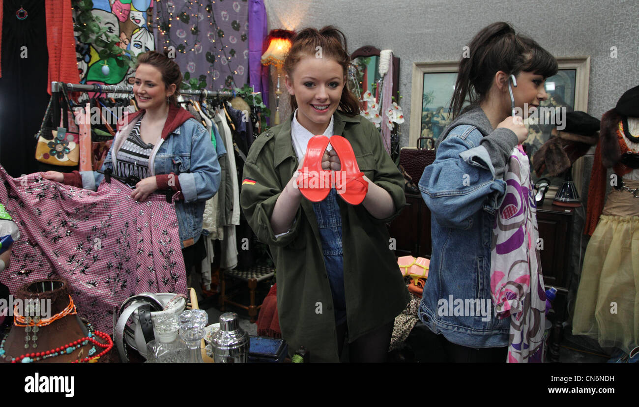 Drei irische High School Mädchen genießen das Mode-Angebot bei den Händlern Hof Flohmarkt Stockfoto