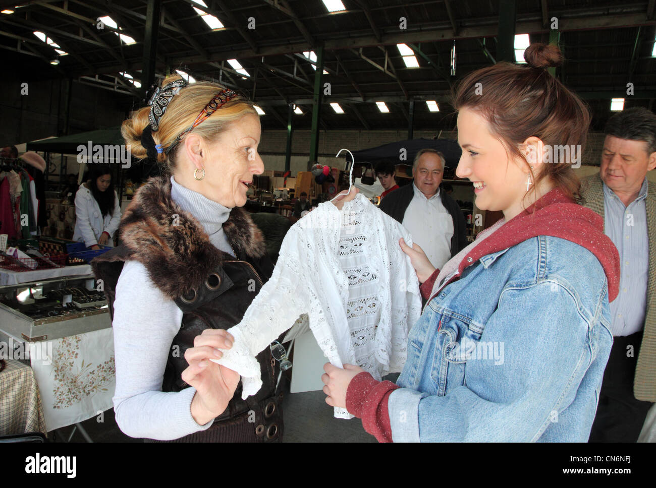Jeanette macht einen Verkauf an den Kaufleuten Hof Flohmarkt, Dublin, Irland Stockfoto