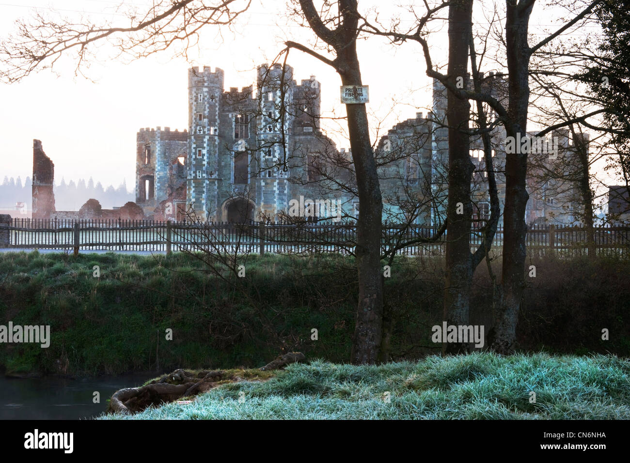 Die Ruinen von Cowdray Castle im Cowdray Park, Midhurst, West Sussex im frühen Morgen mit Frost auf dem Boden "keine Fischerei" Stockfoto