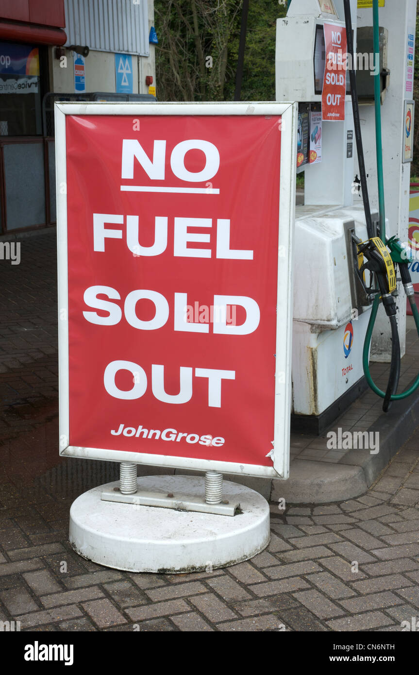 Kein Kraftstoff ausverkauft Zeichen aufgrund von Panikkäufen von Treiber besorgt, dass gäbe es Engpässe aufgrund von Fuel Tanker Treiber Streik Stockfoto