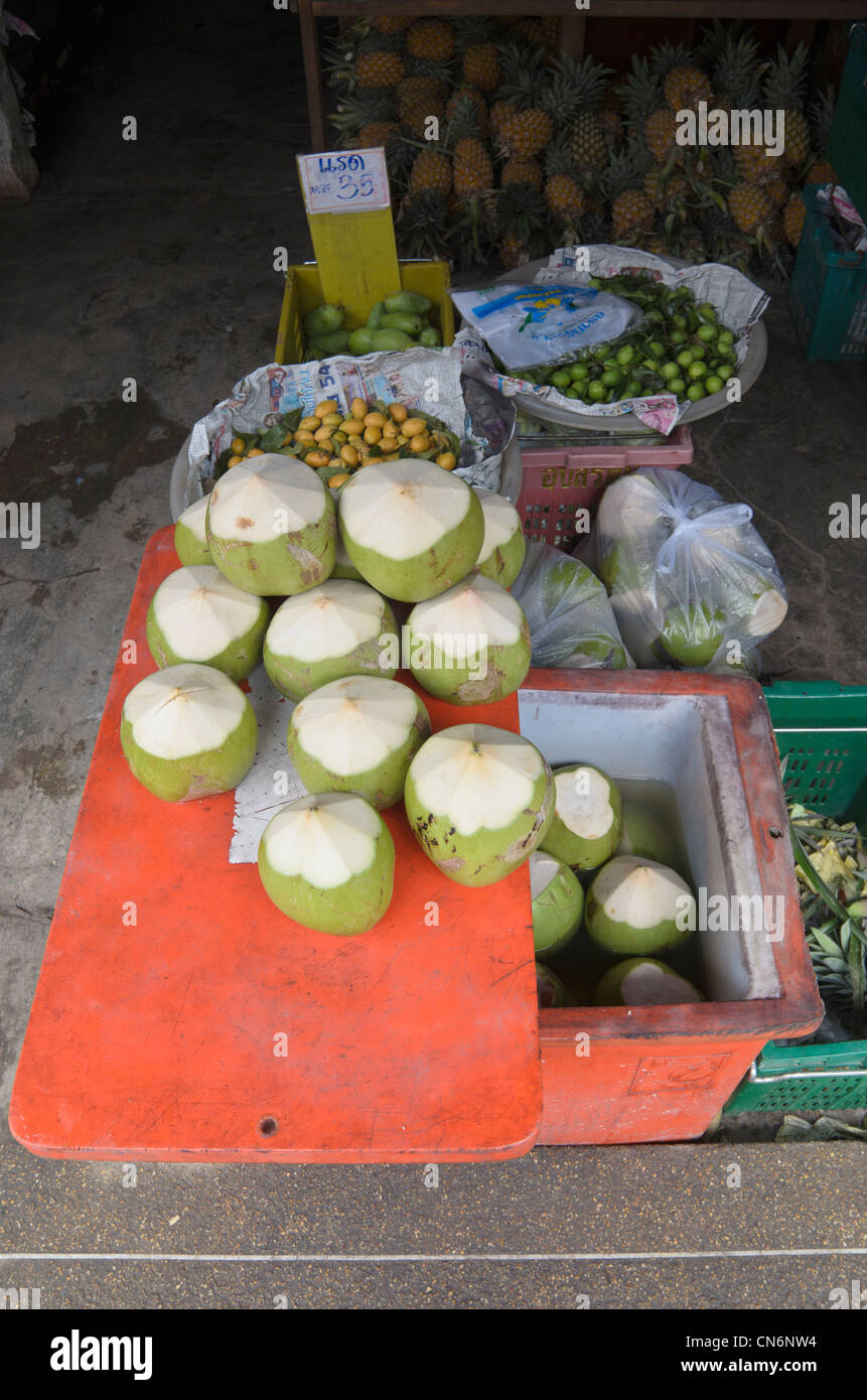 Kokosnüsse und andere tropische Früchte außerhalb eines Shophouse in der Altstadt von Phuket, Phuket, Thailand Stockfoto