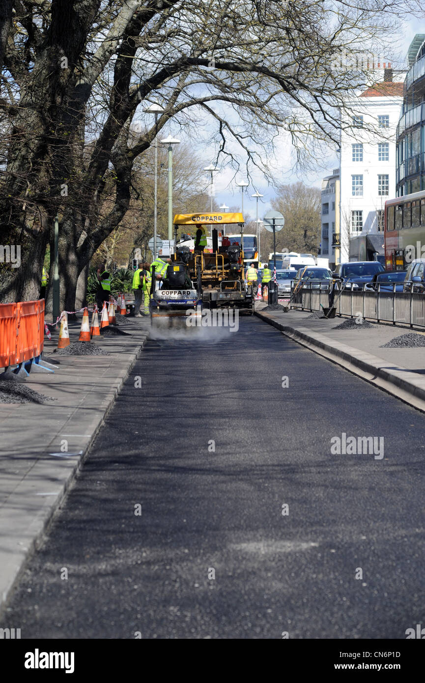 Resurfacing Arbeit auf den Straßen im Stadtzentrum von Brighton UK Stockfoto