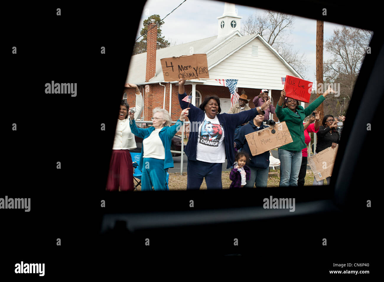 Menschen Strecke der Autokolonne wie Präsident Barack Obama seinen Weg auf den Mount Holly Truck Manufacturing Plant 7. März 2012 in Charlotte, North Carolina macht Stockfoto