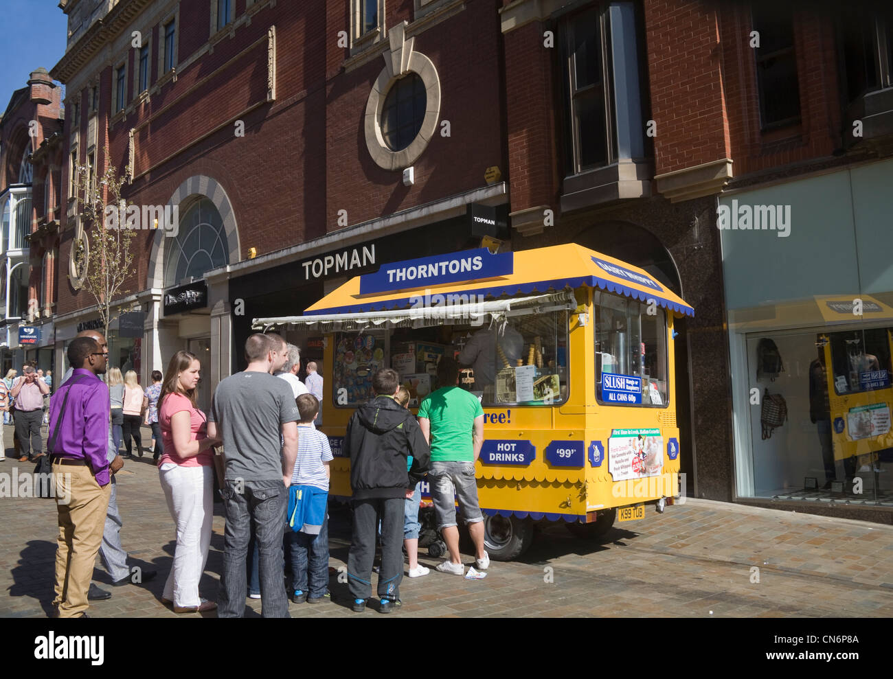 Leeds West Yorkshire England Shopper Warteschlangen an einem Eiswagen im Zentrum Stadt am sonnigen Tag Stockfoto