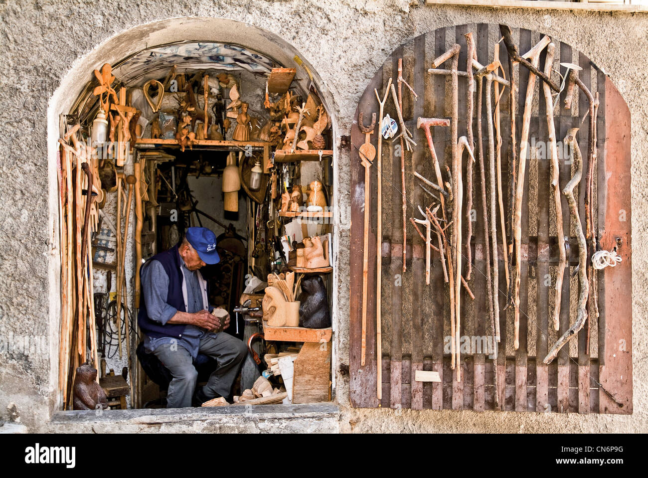 Europa-Italien-Abruzzen-l ' Aquila-Provinz-Scanno Handwerker bei der Arbeit in seinem Labor Stockfoto