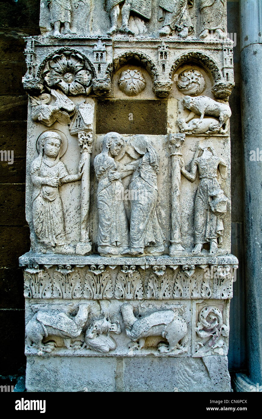 Europa Italien Abruzzen Fossacesia San Giovanni in Venere Abtei Rilief des Portals Stockfoto