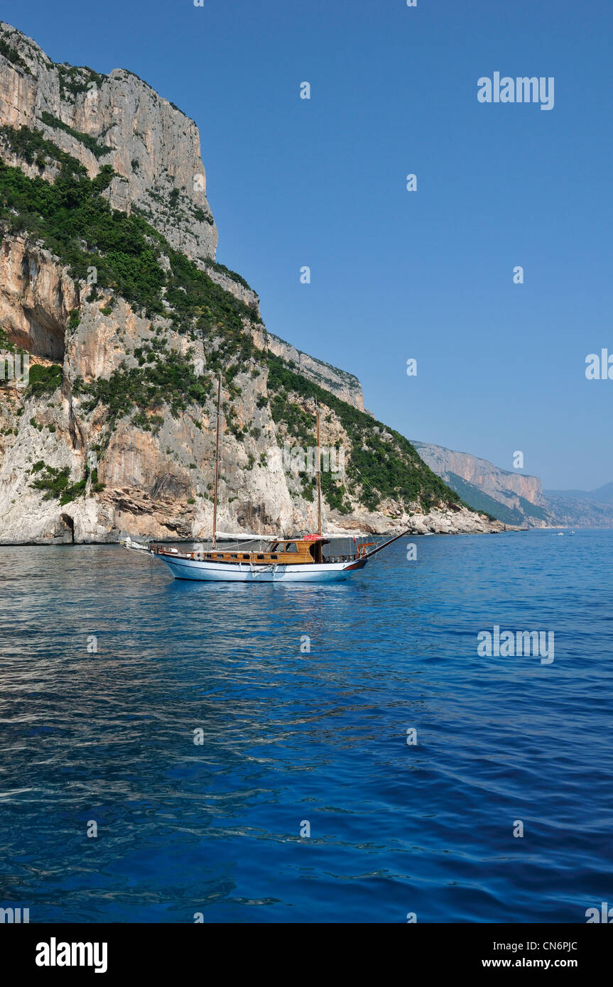 Sardinien ist. Italien. Schroffe Kalksteinfelsen & unberührten Gewässern des Golfo di Orosei. Stockfoto