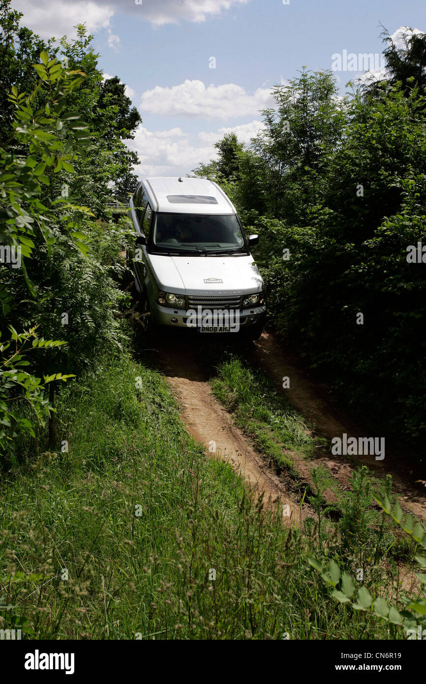 Range Rover fährt über unebenen und hügeligen Bedingungen Stockfoto