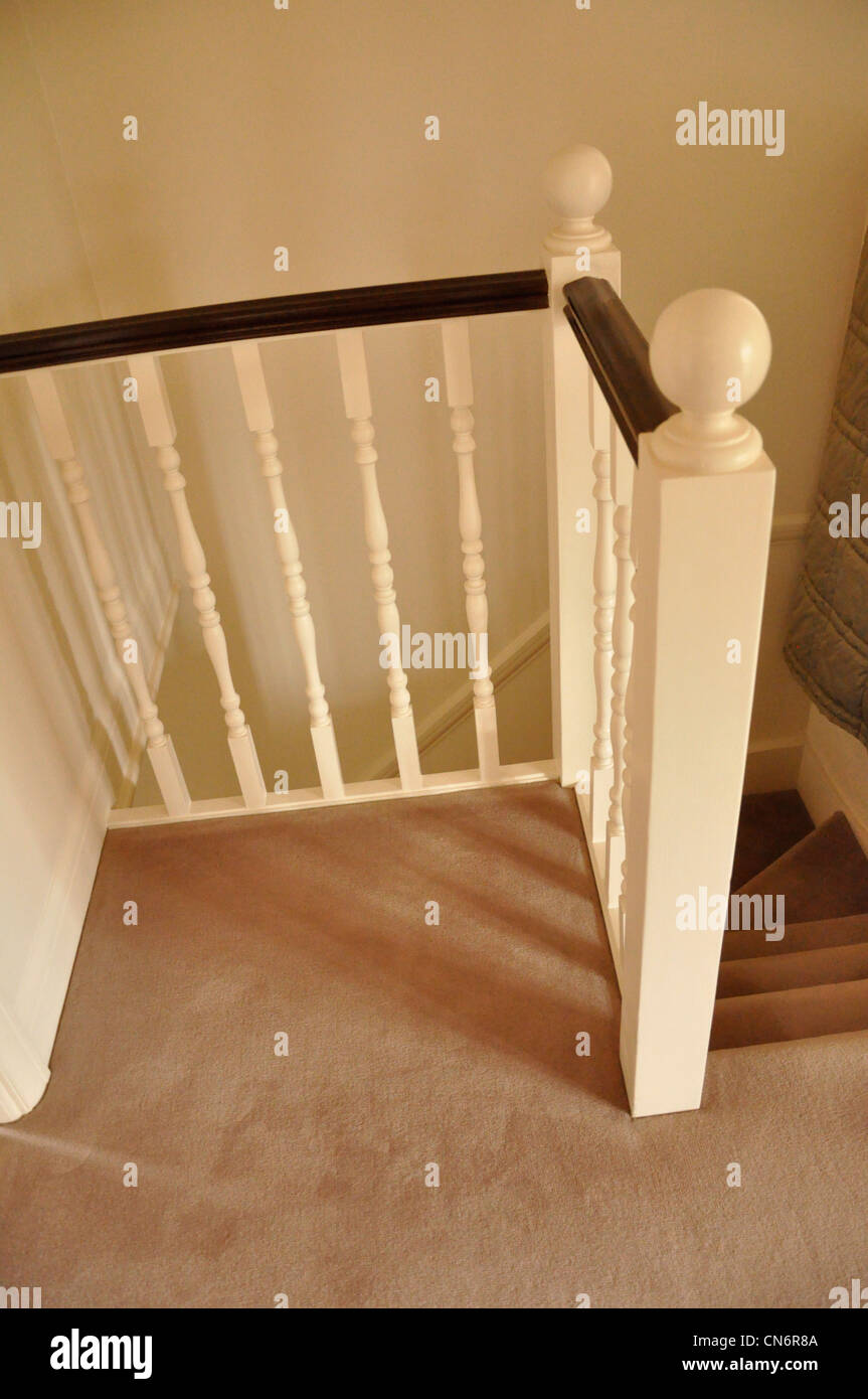 Treppe und Geländer mit Schatten Stockfoto
