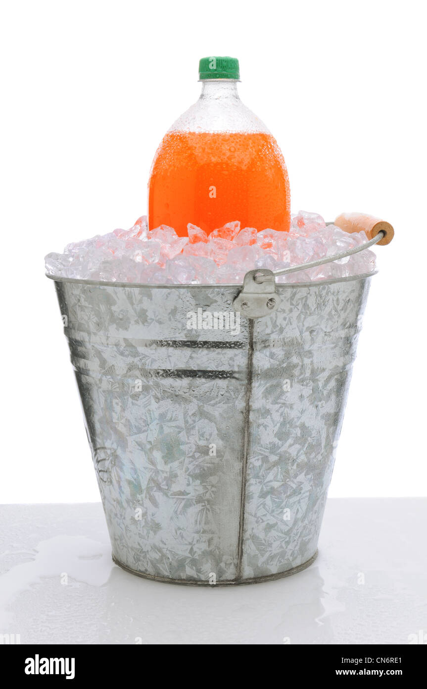 Eine orange zwei Liter Soda Flasche in einem Blecheimer voller Eis auf einem nassen Arbeitsplatte. Stockfoto
