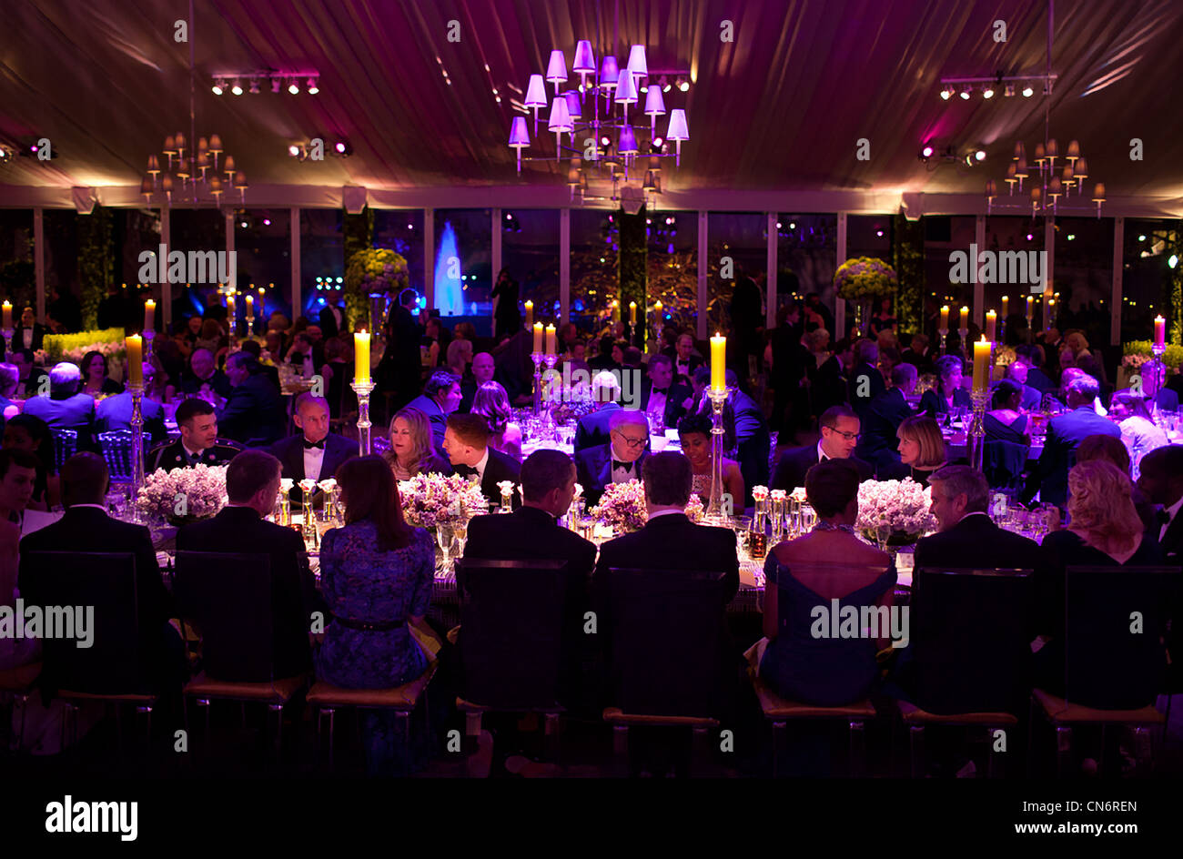 Präsident Barack Obama und First Lady Michelle Obama mit der britische Premierminister David Cameron und Samantha Cameron reden mit Gästen während der State Dinner auf dem South Lawn des weißen Hauses 14. März 2012 in Washington, DC. Stockfoto