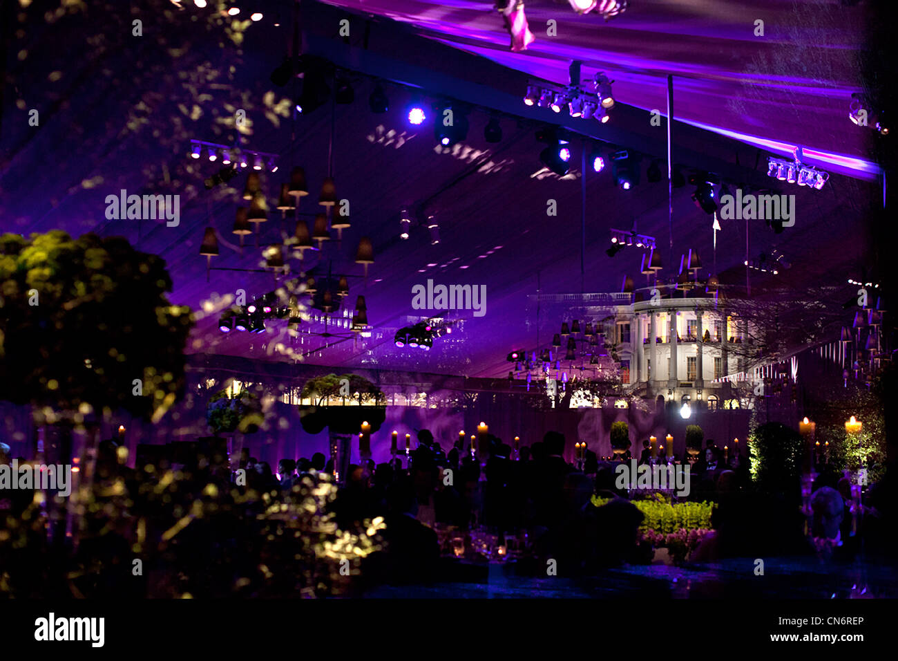 Das weiße Haus sieht durch das Fenster eines Zeltes auf dem South Lawn während der State Dinner zu Ehren des britischen Premierministers David Cameron und Samantha Cameron 14. März 2012 in Washington, DC. Das Innere des Zeltes spiegelt sich im Fenster. Stockfoto