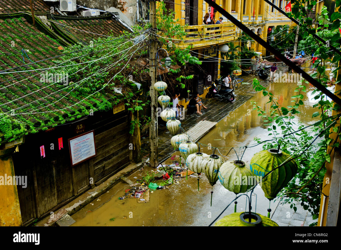 Rückstand noch auf Straßen nach Überschwemmungen in Hoi an, Vietnam Stockfoto