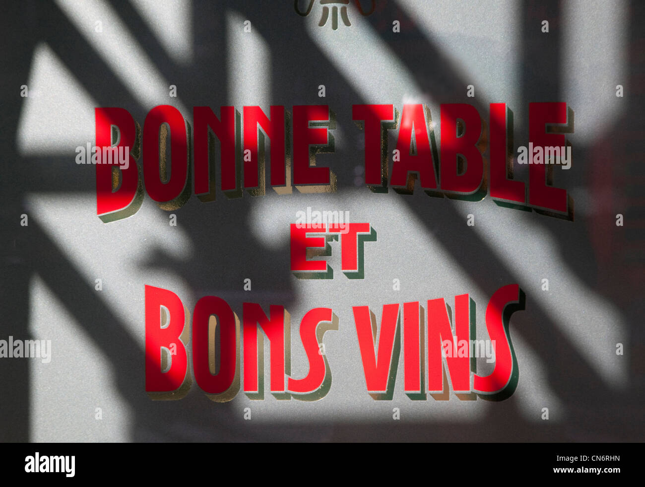 Bonne Table & Bons Vins (Good Food & Wein) zu unterzeichnen, im Fenster "London französisches Restaurant" Stockfoto