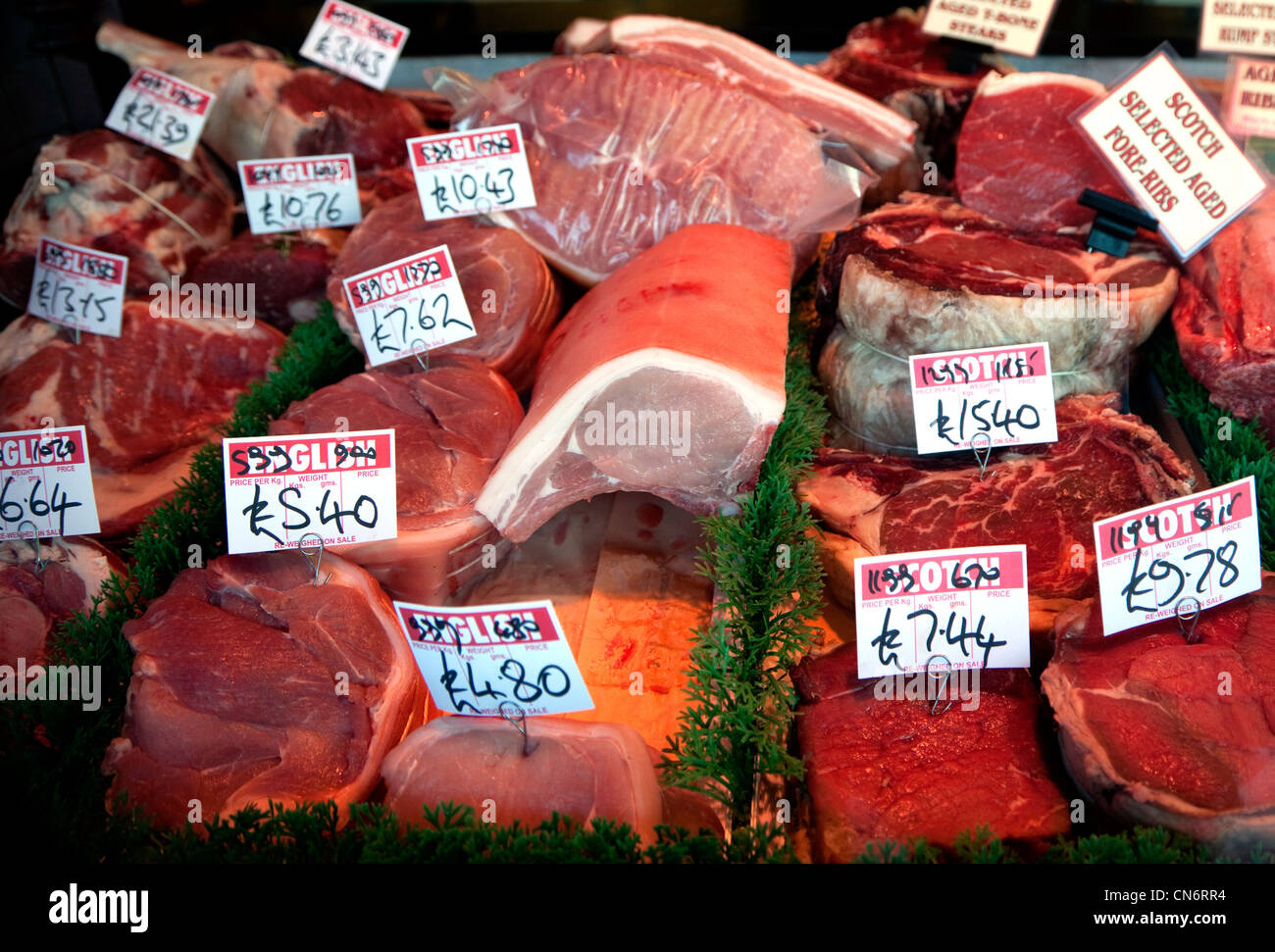 Rotes Fleisch in London Metzgerei Schaufenster angezeigt Stockfoto