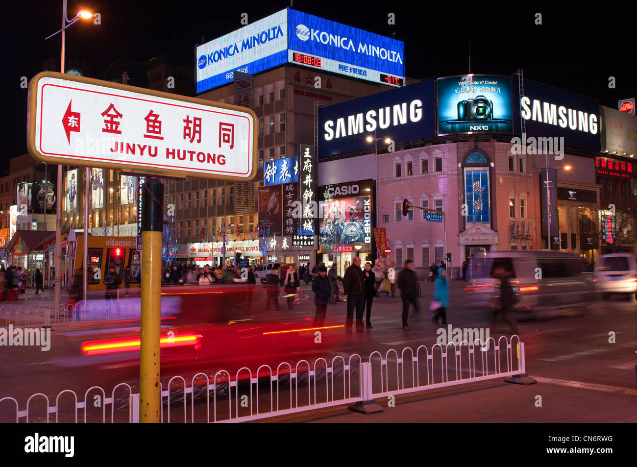 Abends in der beleuchteten Einkaufsstraße Wangfujing, Peking, China Stockfoto