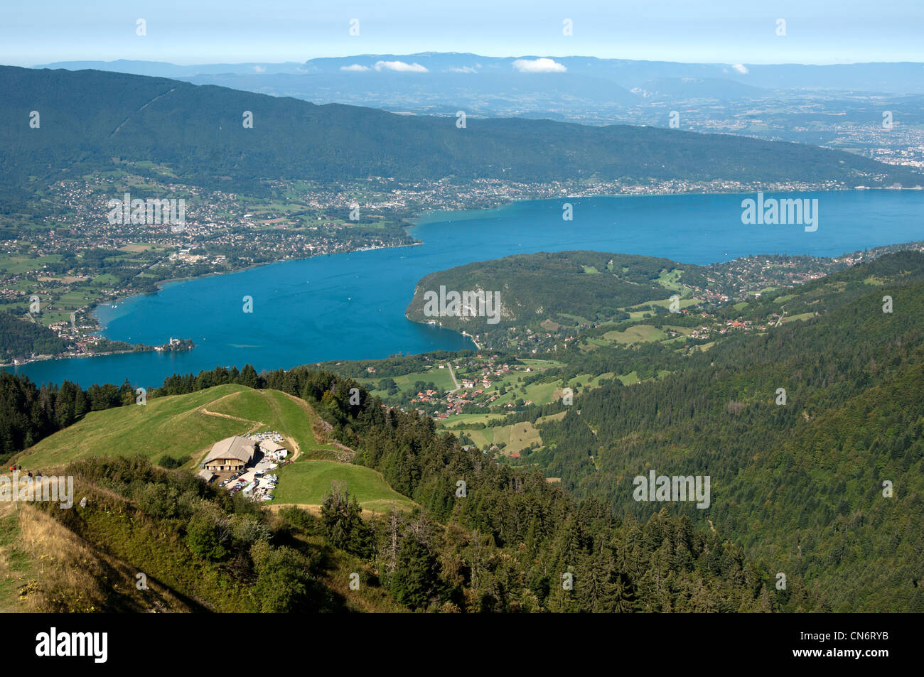 Blick über eine Farm Inn der Aulp übergeben in den Bornes Bergen, am See von Annecy, Haute-Savoie, Frankreich Stockfoto