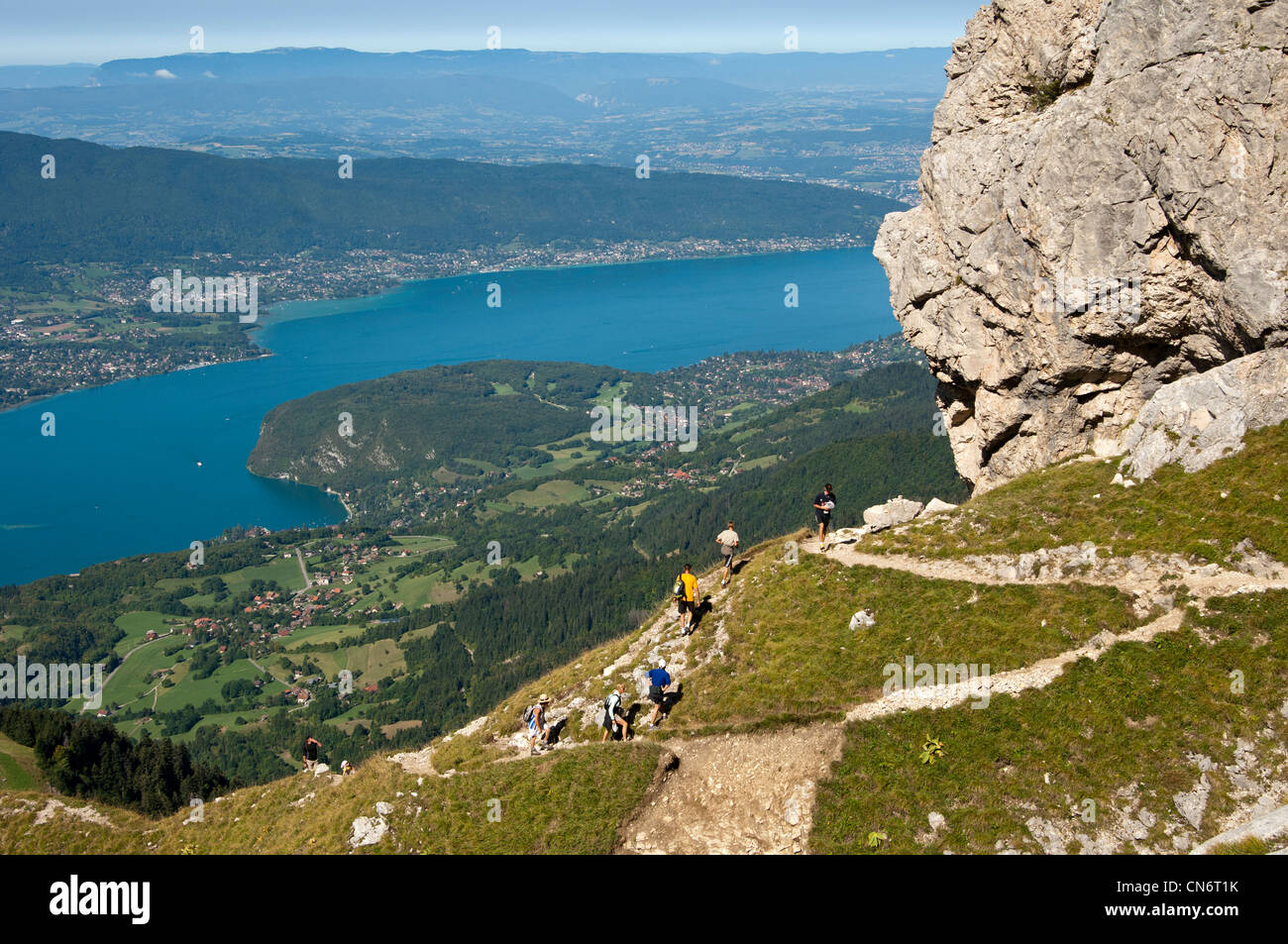 Wanderer auf einem schmalen Pfad zum Refugio gelohnt in den Bornes Bergen (Massif des Bornes) über den See von Annecy aufsteigend Stockfoto