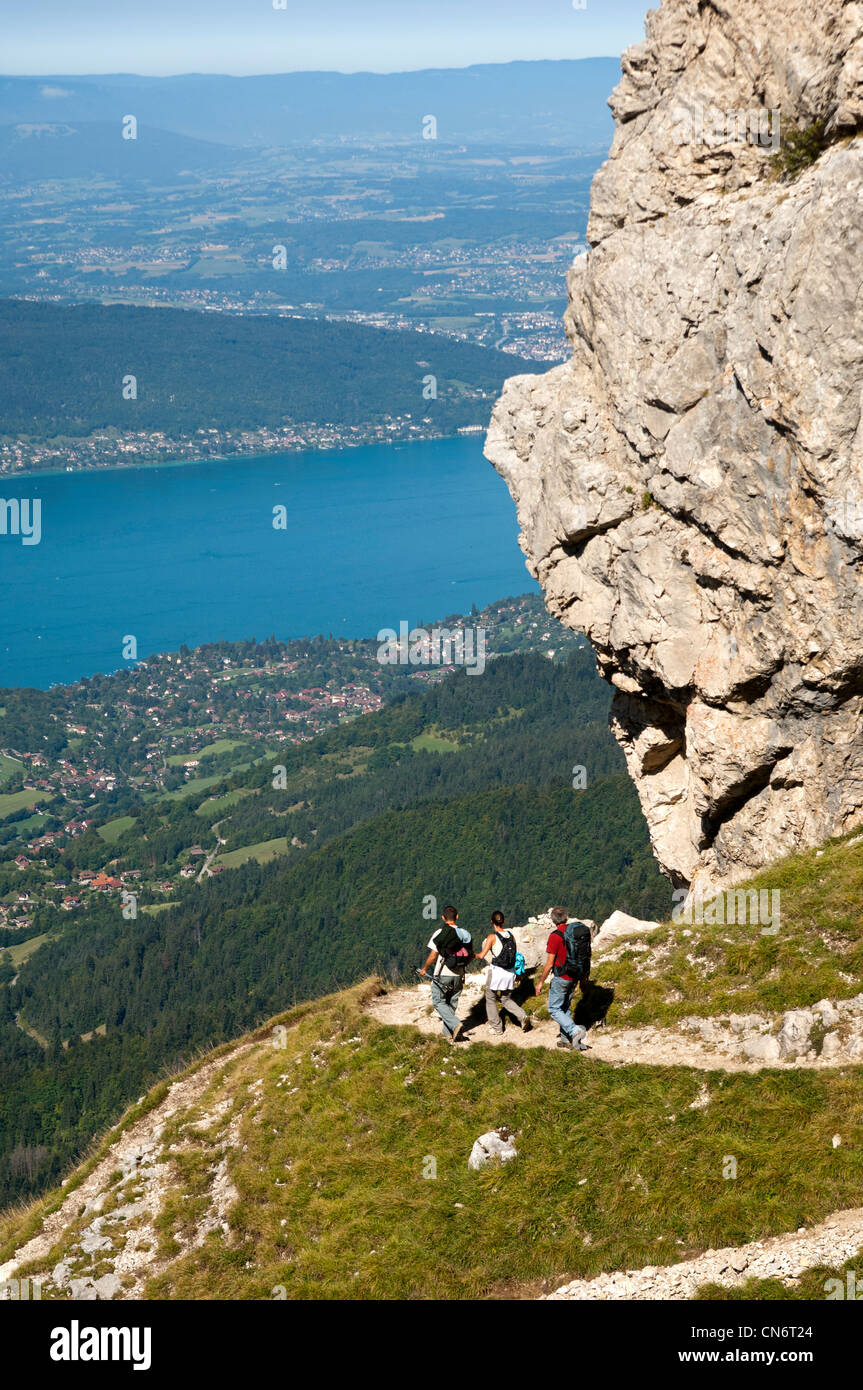 Aufsteigende Wanderer auf einem schmalen Trail auf den Tournette Zuflucht im Massiv des Bornes über dem See von Annecy, Frankreich Stockfoto