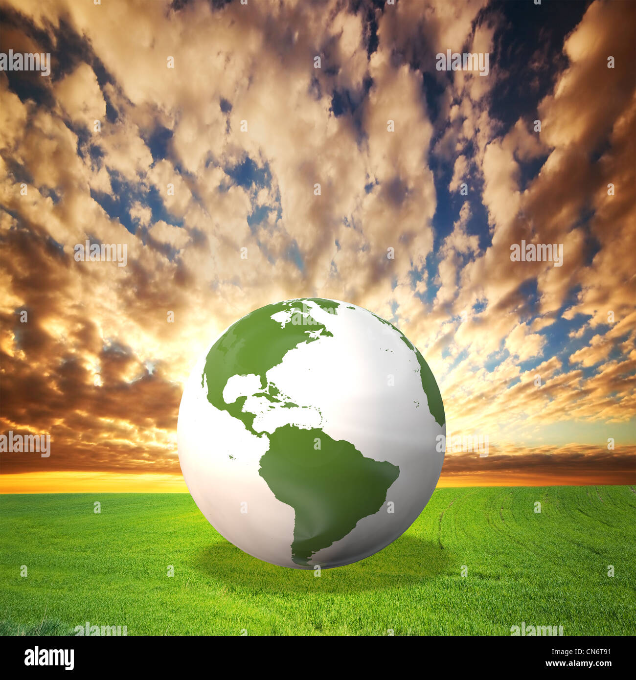 Planet Erde Modell auf der grünen Wiese bei Sonnenuntergang. Umwelt, Ökologie, saubere Energiekonzepte Stockfoto