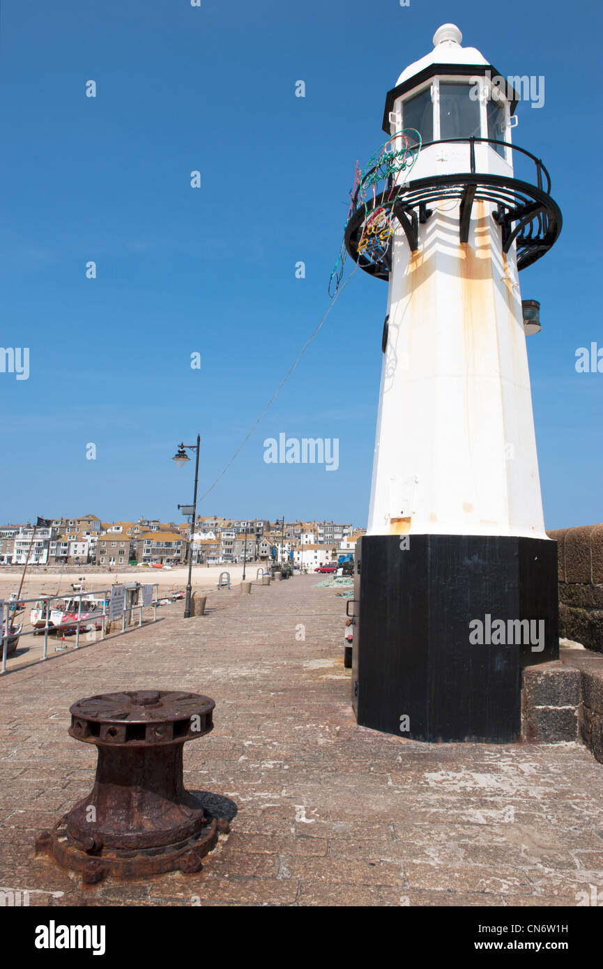 Weißen Leuchtturm auf Smeatons Pier in St Ives Cornwall England Stockfoto