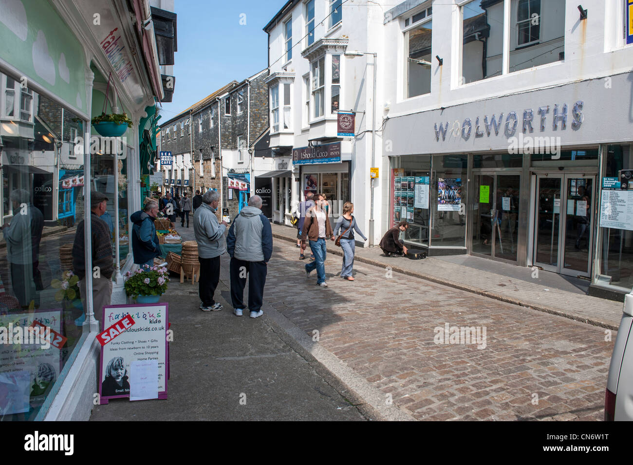 Shop-Fassaden auf Vorderstraße in St Ives Cornwall Stockfoto