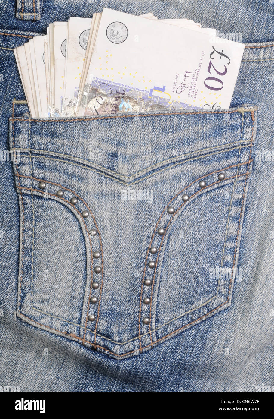 Pfund-Scheine in der Gesäßtasche Stockfoto