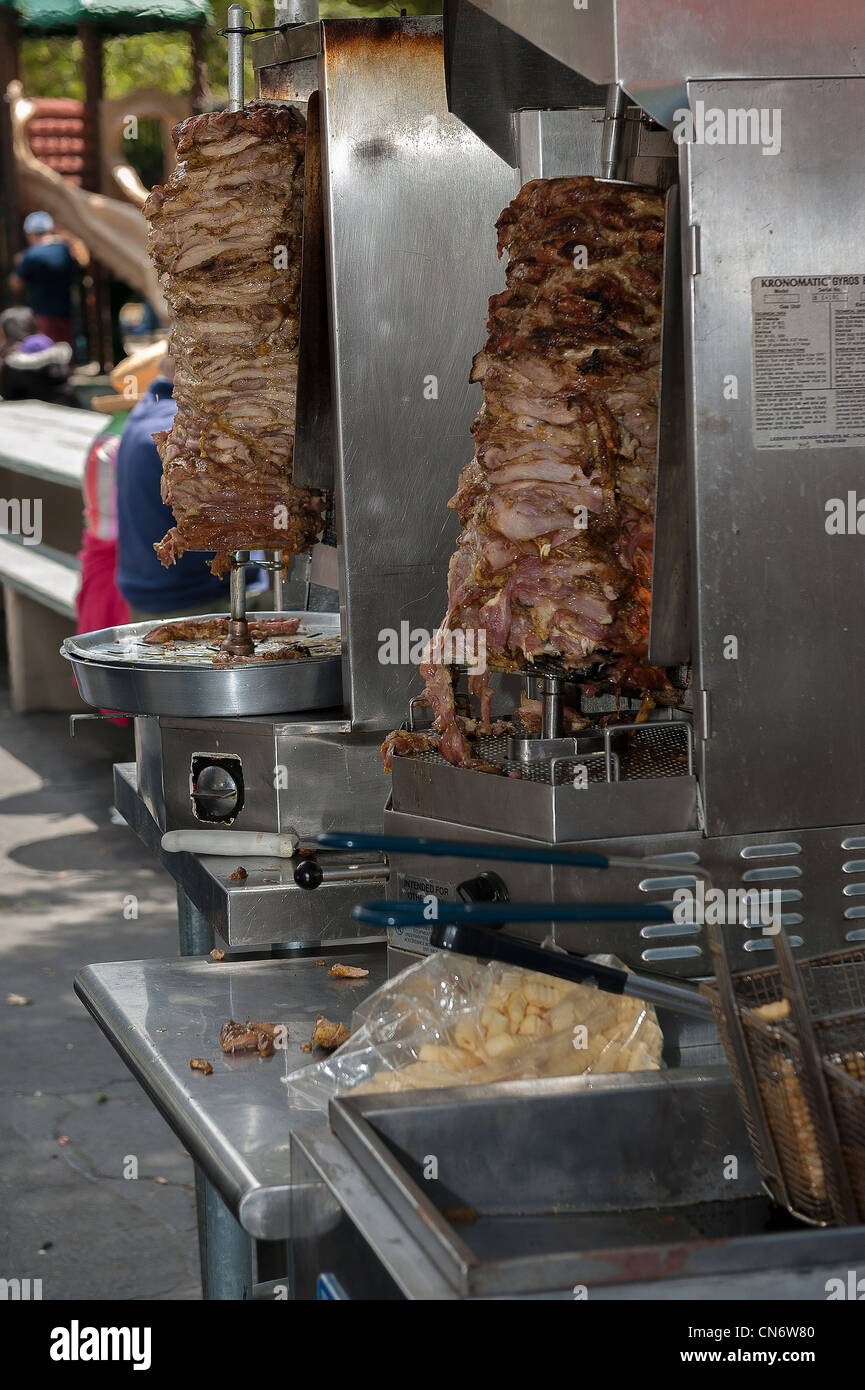 Döner Fleisch gegrillt auf einem Rotary spucken. Jüdisches Festival, Eiche  Park, Santa Barbara, Kalifornien Stockfotografie - Alamy