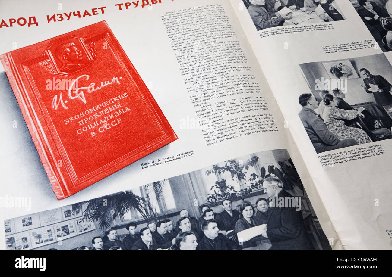 Menschen, die studiert die Werke von Stalin. Ein Artikel in der Zeitschrift der Sowjetunion 1953 Stockfoto