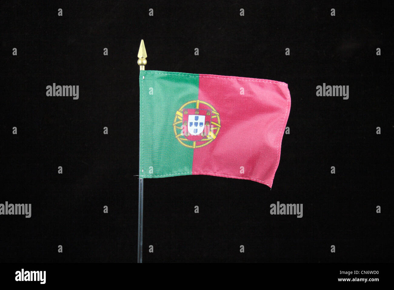 Die Nationalflagge Portugals auf einem schwarzen Hintergrund. Stockfoto