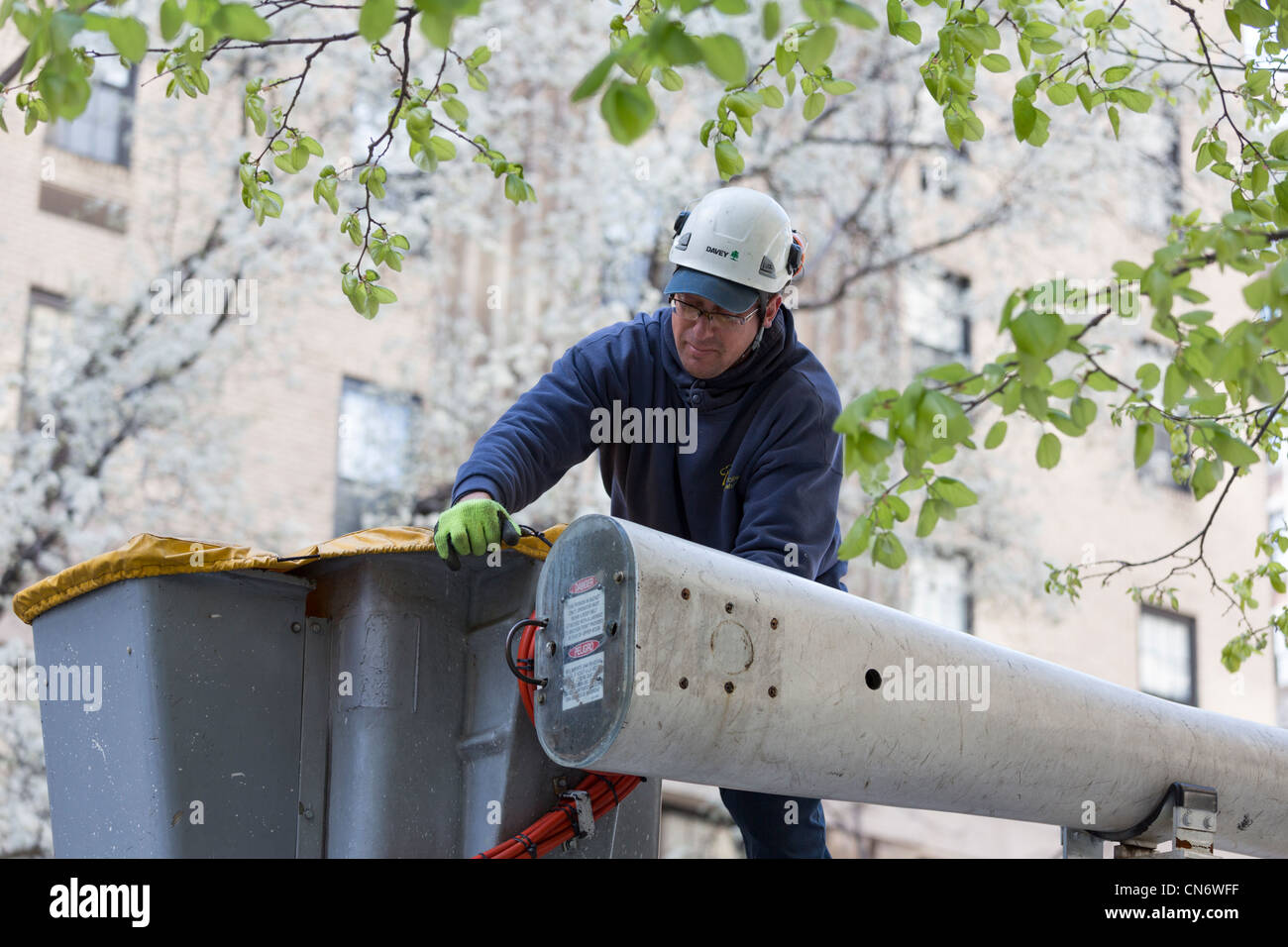 Arbeiter, die Befestigung Deckel auf Kabine der Hubarbeitsbühne, Manhattan, New York City, USA Stockfoto