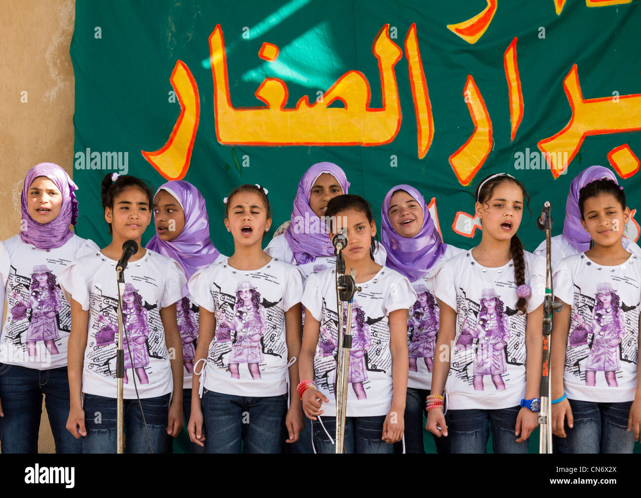 Waisenmädchen singen am Konzert im Dar al-Abrar Waisenhaus, New Cairo, Ägypten Stockfoto
