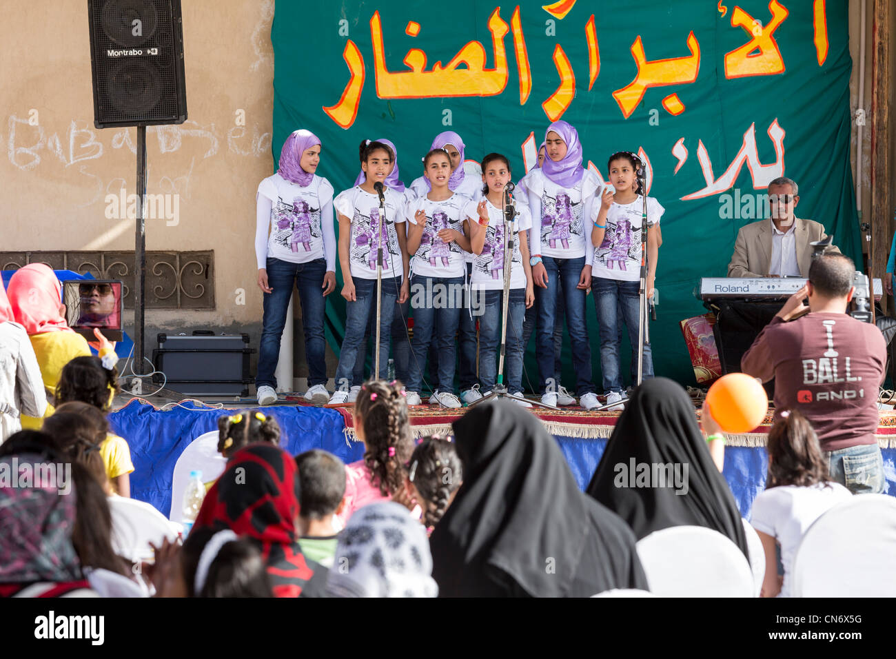 Waisenmädchen singen am Konzert im Dar al-Abrar Waisenhaus, New Cairo, Ägypten Stockfoto