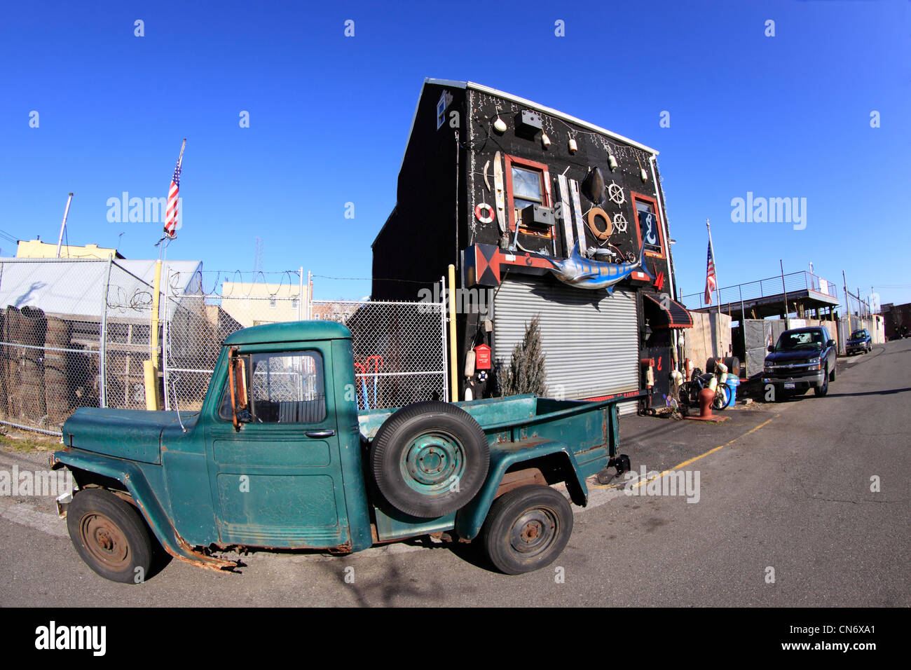 Ungerade Haus und Garage und alten Pickup-Truck Red Hook Brooklyn New York City Stockfoto