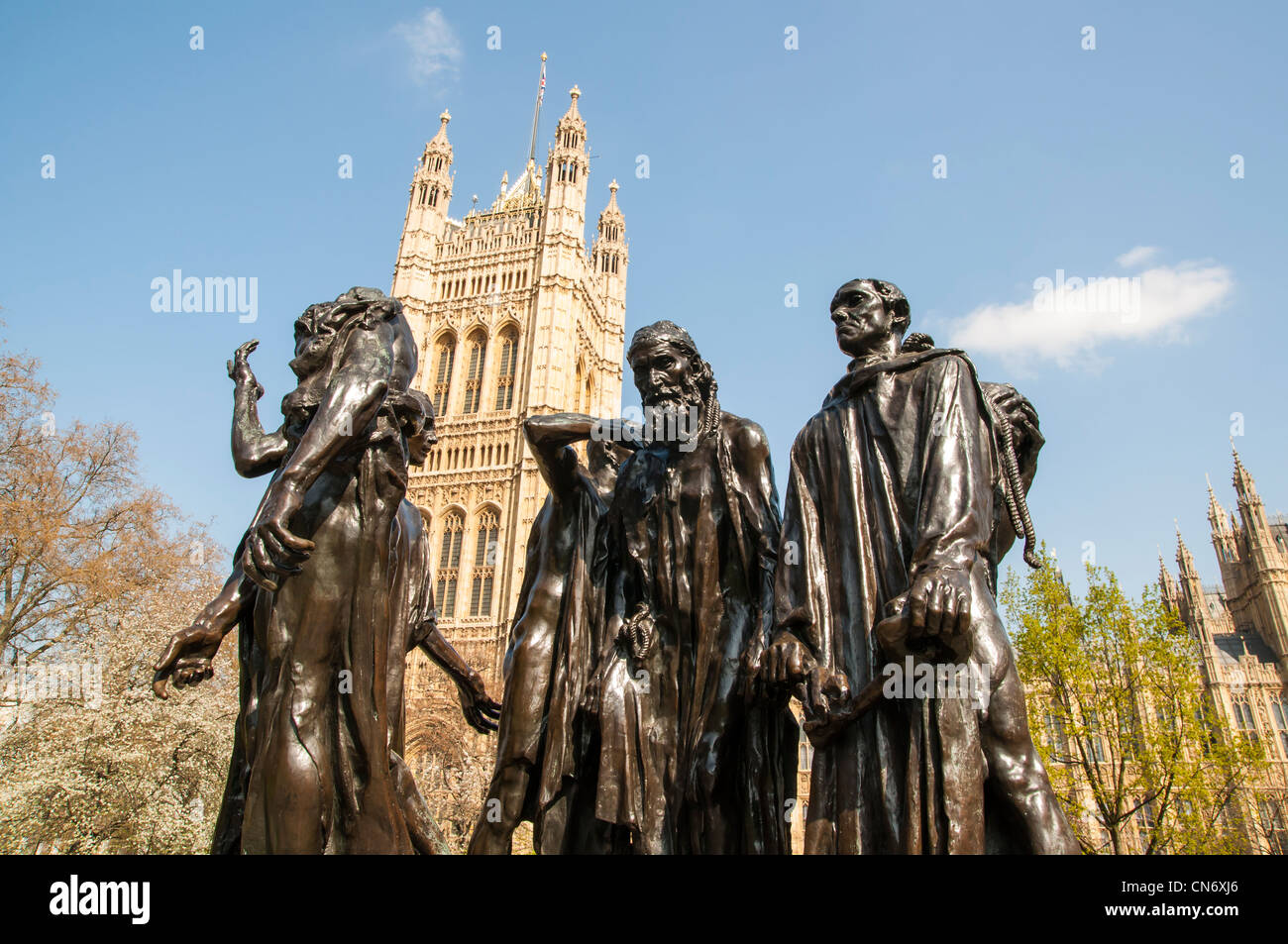 Die Bürger von Calais, eine Skulptur von Rodin auf der Rückseite der Häuser oder das Parlament in London, Vereinigtes Königreich. Stockfoto