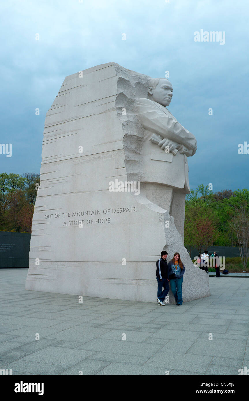Paar steht unter Skulptur von Martin Luther King am MLK Memorial in Washington, D.C. Stockfoto
