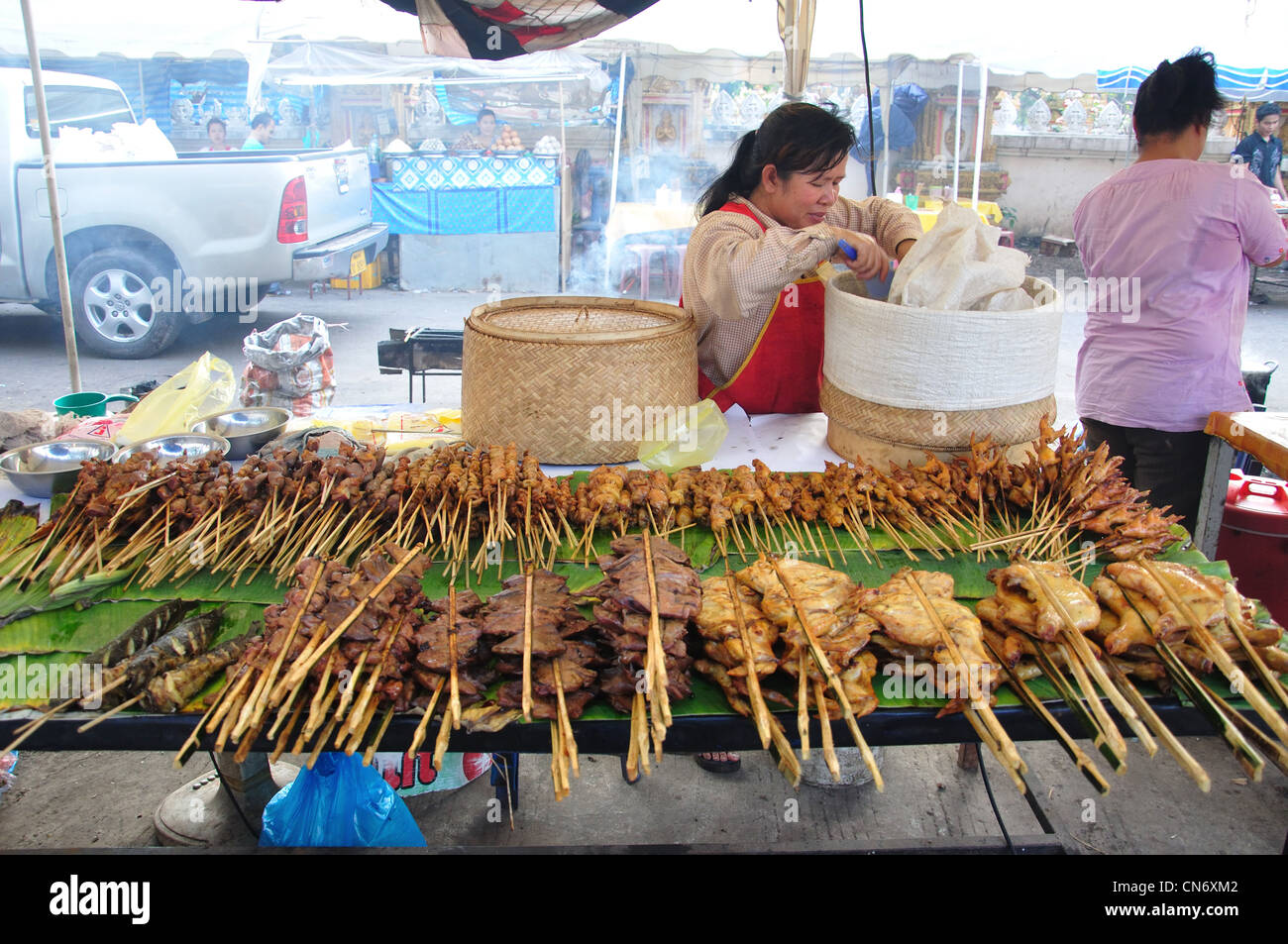 Stall auf street Food-Markt, Ban Nongbone, Vientiane, Präfektur Vientiane, Laos Stockfoto